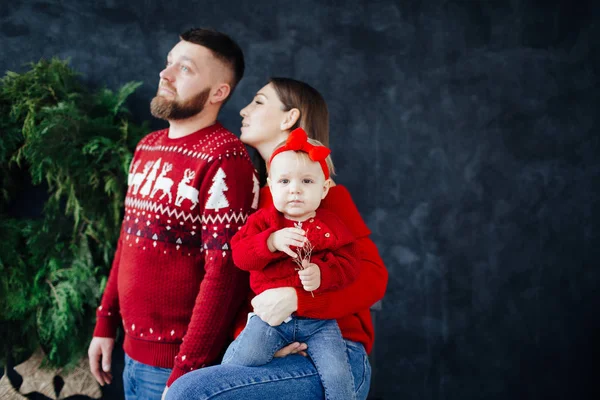 Familj i röd tröja kläder gärna leka med ett barn. — Stockfoto
