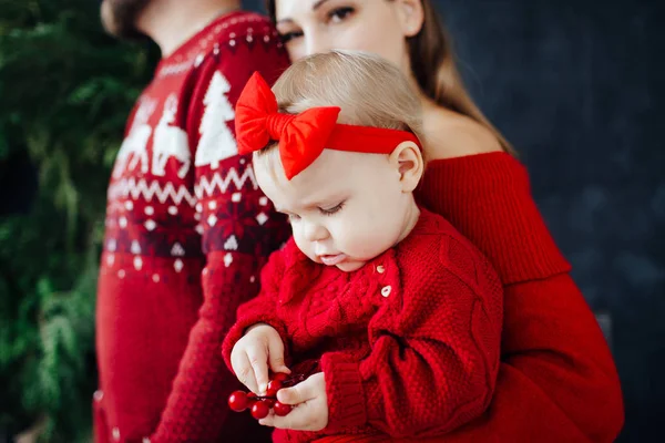 Rodina v červeném svetru oblečení šťastně hrát s dítětem. — Stock fotografie