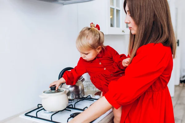 Anya és lánya a konyhában egy világos lakásban vagy házban. — Stock Fotó