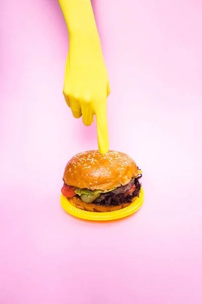 Juicy burger on a pink background. Place for text. — Zdjęcie stockowe