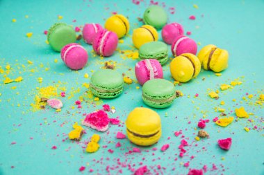 Nane arkaplanda parlak, küçük renkli badem kurabiyeleri. Renkli şekerler. Metin için yer.