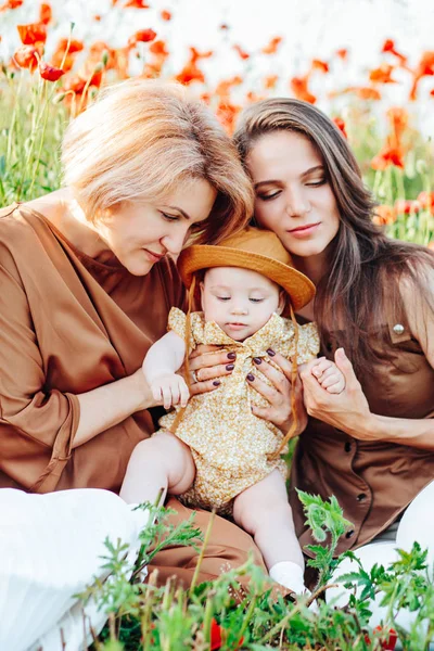 Tři generace. Babička, maminka a dcera na zelené louce. — Stock fotografie