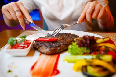 Bir kafede sebzeli orta boy biftek..