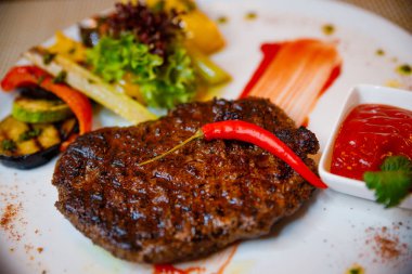 Bir kafede sebzeli orta boy biftek..