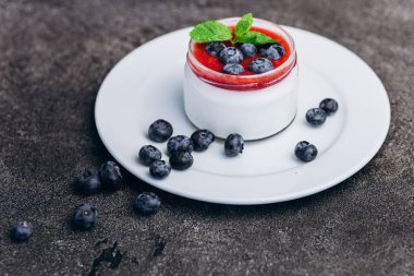 Masada yaban mersini ile Panakota taze krem tatlı.