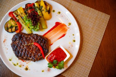 Bir kafede sebzeli orta boy biftek..