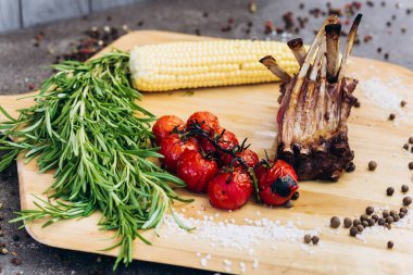 Otlar ile ahşap bir Tahta üzerinde sebze ile Et kaburga.