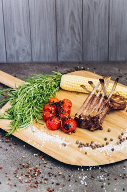 Otlar ile ahşap bir Tahta üzerinde sebze ile Et kaburga.