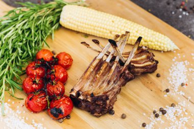 Otlar ile ahşap bir Tahta üzerinde sebze ile Et kaburga.