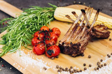 Otlar ile ahşap bir Tahta üzerinde sebze ile Et kaburga.