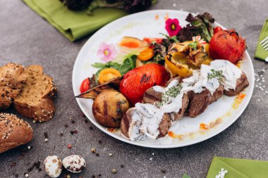 Kahverengi ekmekle ızgara biftek ve sebze.. 