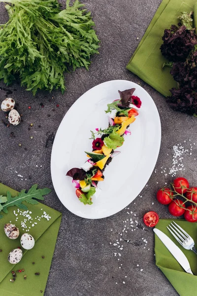 Salada grega clássica em um design incomun. - Imagem — Fotografia de Stock