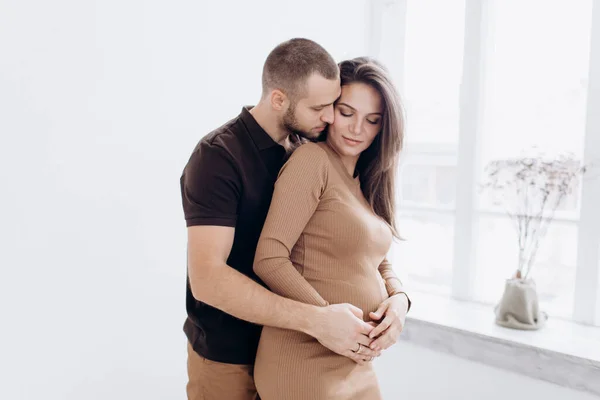 De jeunes parents attendent un bébé. Famille saine. — Photo