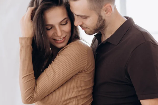 Um casal terno no amor em cores pastel beijos . — Fotografia de Stock