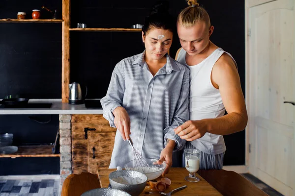 Romantisk morgon med ett par kära i ett mörkt kök. Par förbereder frukost. — Stockfoto