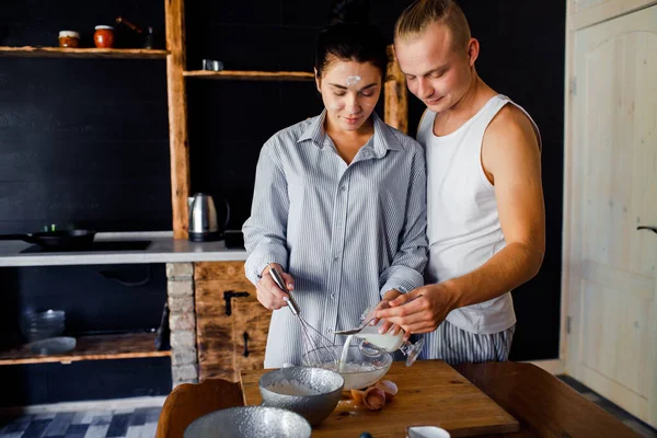 Romantikus reggel egy szerelmes párról egy sötét konyhában. A pár reggelit készít.. — Stock Fotó