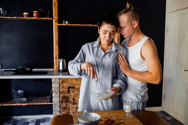 Romantisk morgon med ett par kära i ett mörkt kök. Par förbereder frukost. — Stockfoto