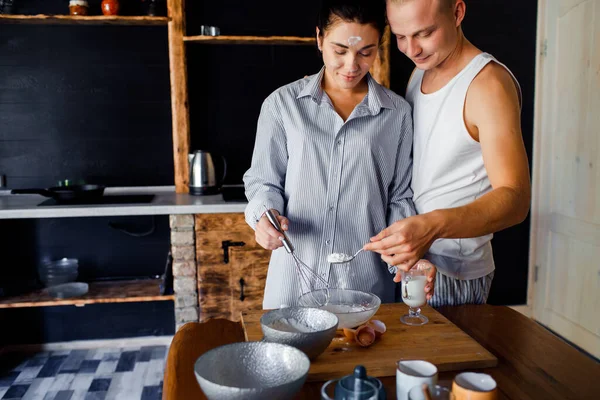 Romantikus reggel egy szerelmes párról egy sötét konyhában. A pár reggelit készít.. — Stock Fotó