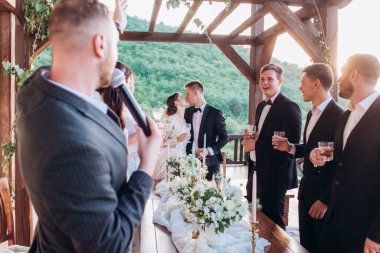 Boho tarzı düğün partisi. Arkadaşlar, gelin ve damat ziyafeti.