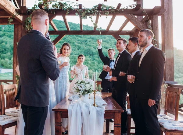 Boho tarzı düğün partisi. Arkadaşlar, gelin ve damat ziyafeti.