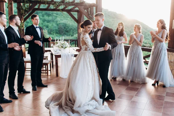 Gençlerin ilk dansı. Gelin ve damat ilk danslarını yapıyorlar..
