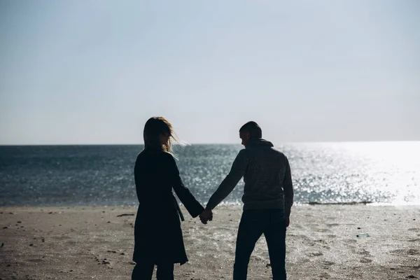 Um casal amoroso à beira-mar. Viajando e caminhando pela água junto ao mar . — Fotografia de Stock