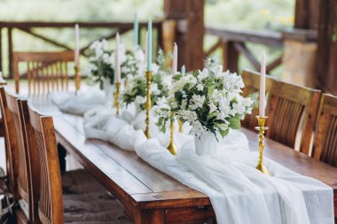 Taze çiçeklerle süslenmiş düğün masası yeni evlidir.. 