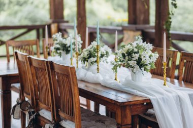 Taze çiçeklerle süslenmiş düğün masası yeni evlidir.. 