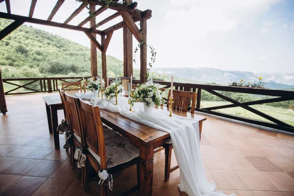 La table de mariage décorée avec des fleurs fraîches est nouvellement mariée avec une vue sur les montagnes . — Photo