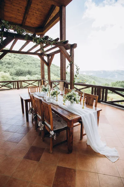 La mesa de la boda decorada con flores frescas es recién casada con una vista de las montañas . — Foto de Stock