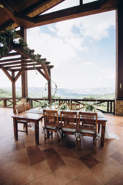 La mesa de la boda decorada con flores frescas es recién casada con una vista de las montañas . — Foto de Stock