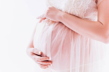 Beyaz arka planda hamile karnı. Hassas hamilelik.
