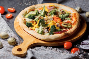 Sebzeli, brokoli, kabak ve biberli vejetaryen pizza. İnce pizza..