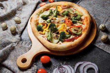 Sebzeli, brokoli, kabak ve biberli vejetaryen pizza. İnce pizza..