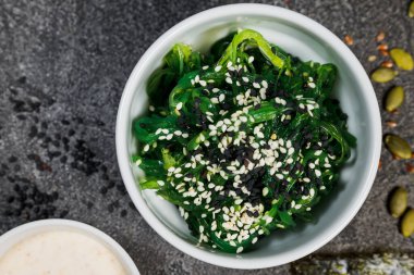 Chuk yosun salatası ve susam tohumu. Çin mutfağı..
