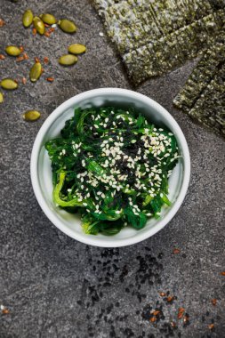 Chuk yosun salatası ve susam tohumu. Çin mutfağı..