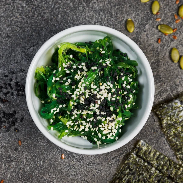Salada de algas e sementes de sésamo. Cozinha chinesa. — Fotografia de Stock