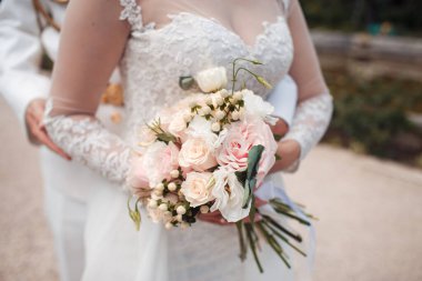 Bir buket şeklinde düğün çiçekleri.