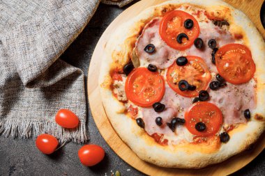Pastırmalı pizza, domates, peynir ve zeytinli. İtalyan Mutfağı.