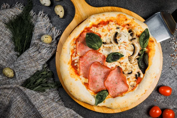 Pastırmalı pizza, domates, peynir ve zeytinli. İtalyan Mutfağı.