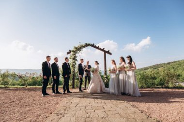 Boho tarzı düğün partisi. Arkadaşlar, gelin ve damat ziyafeti.