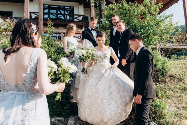 Wesele w stylu Boho. Bankiet z przyjaciółmi, panną młodą i panem młodym. — Zdjęcie stockowe