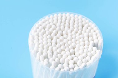 Mavi arkaplandaki kulaklıklar