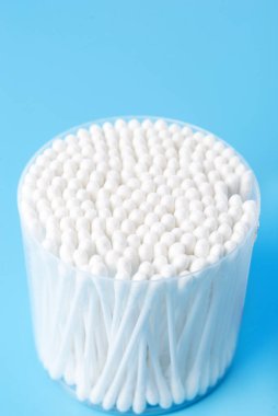 Mavi arkaplandaki kulaklıklar