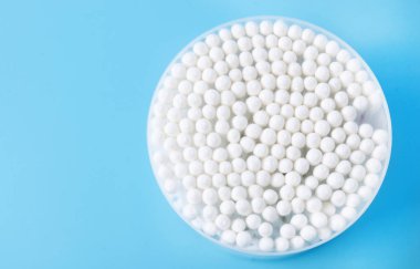 Mavi arkaplandaki kulaklıklar