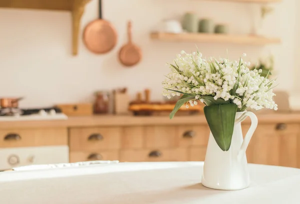 Ramo Flores Primavera Jarrón Mesa Cocina Estilo Escandinavo Ligero Día — Foto de Stock