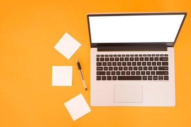 Karantina sırasında parlak bir mutfakta bir iş yeri. Mesajlar için yeri olan bir dizüstü bilgisayar. Telgraf işi. Serbest çalışıyorum. Masada çiçekler ve meyveler.