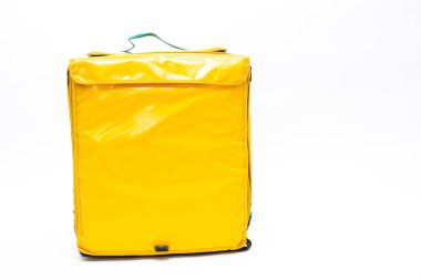 Sarı ısı torbası beyaz arka planda izole edilmiş. Yiyecek taşımak için. Teslimat servisi