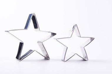 Beyaz arkaplanda yıldız şeklinde bir kurabiye kesicisi.