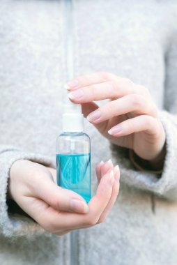 Sokakta kadınların elinde antiseptik var. Antibakteriyel spreyi kapat. Dezenfektan eller. Salgın veya salgın sırasında sağlık hizmeti kavramı.